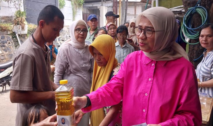 Jumat Berkah, Bacaleg Partai Perindo Alva Ruslina Bagikan Minyak Goreng Gratis di Cilandak Timur 
