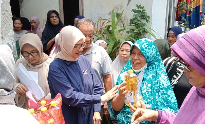 Jumat Berkah, Partai Perindo Bagikan Minyak Goreng Gratis di Pejaten