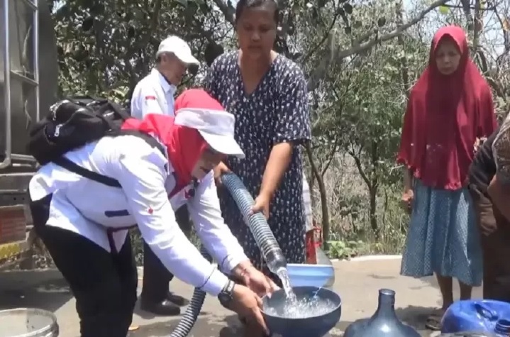 Selain Salurkan Air Bersih ke Desa Sambirejo, Partai Perindo Bagikan KTA Berasuransi