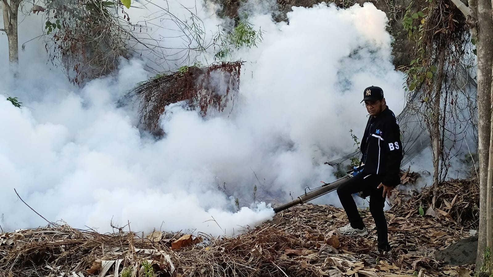 Fogging Cegah DBD di Kendal, Bacaleg Perindo Minta Warga Rutin Bersihkan Lingkungan
