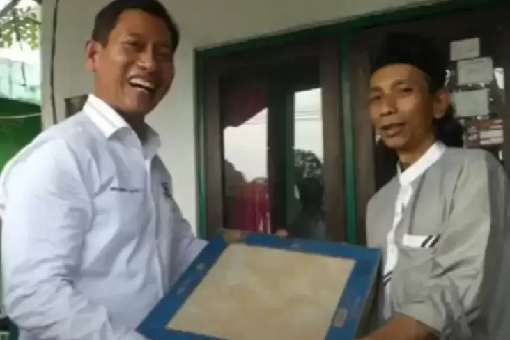 Ketua DPW Partai Perindo Jawa Tengah Serahkan Bantuan ke TPQ Minhajul Hidayah Banyumas