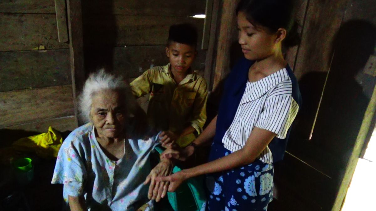 Kisah 4 Anak Yatim Piatu Tinggal Bersama Neneknya yang Lumpuh, Dapat Bantuan Partai Perindo