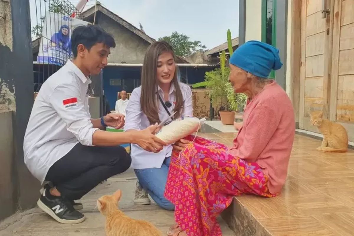 Bacaleg Partai Perindo Bagi-Bagi Beras Premium Langsung Diserbu Warga Pondok Aren Tangsel  