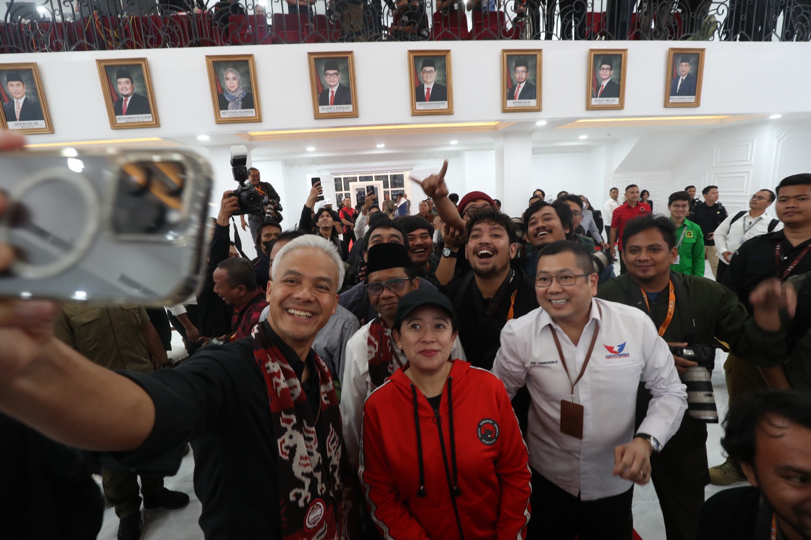 Momen Akrab Ganjar-Mahfud, Puan hingga Hary Tanoe Usai Daftar ke KPU: Selfie dengan Jurnalis