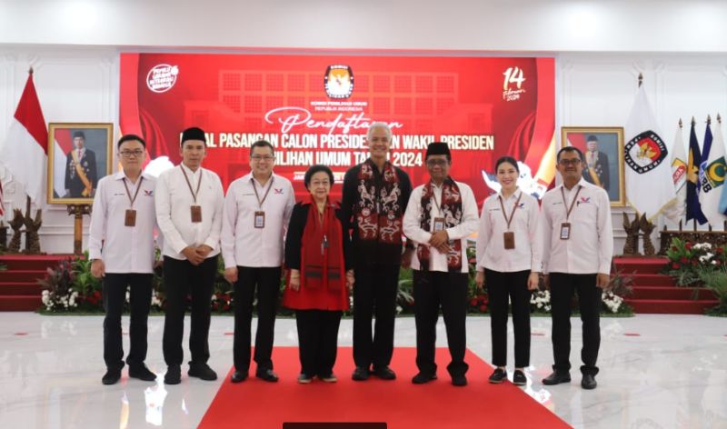 Momen Hary Tanoesoedibjo Bersama Petinggi Perindo Foto Bareng Ganjar-Mahfud di KPU
