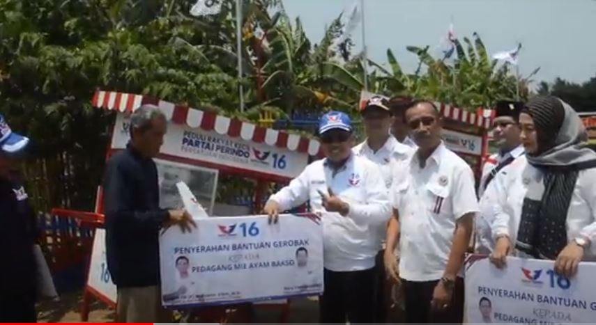 Momen Sumpah Pemuda, Partai Perindo Cilacap Bagikan Gerobak Gratis untuk Pedagang Kecil