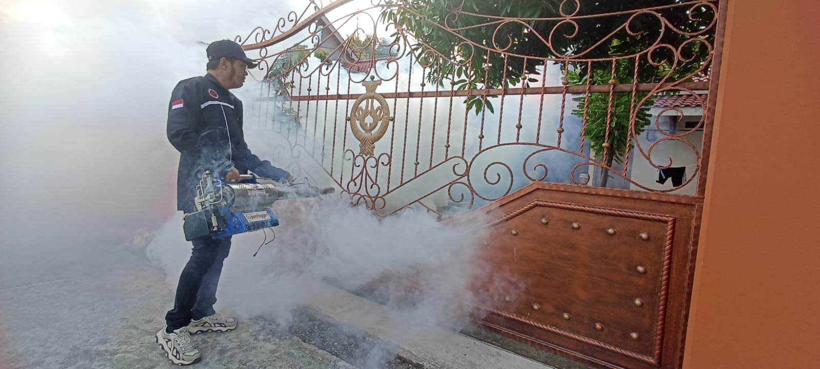 Muncul Kasus DBD, Caleg Partai Perindo Tanggap Lakukan Fogging ke Rumah Warga Kendal