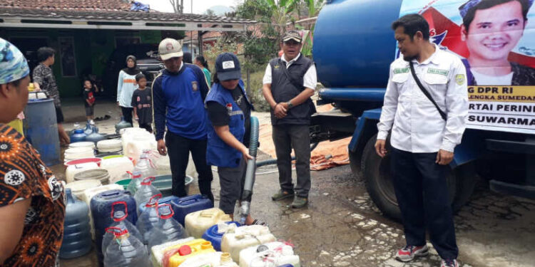 Kekeringan Landa Subang, Caleg DPR RI Oni Suwarman Kirim Air Bersih Bantu Warga 