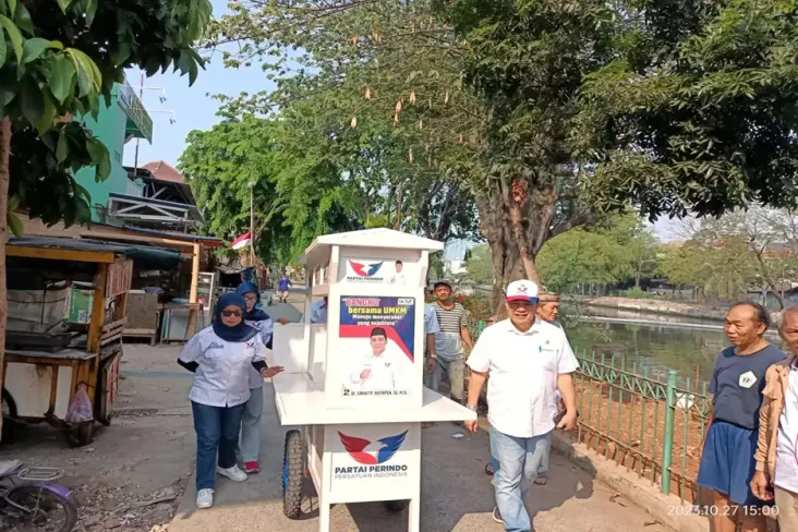 Peduli UMKM, Caleg Partai Perindo Sahat Hutapea Bagikan 4 Gerobak di Jakut 