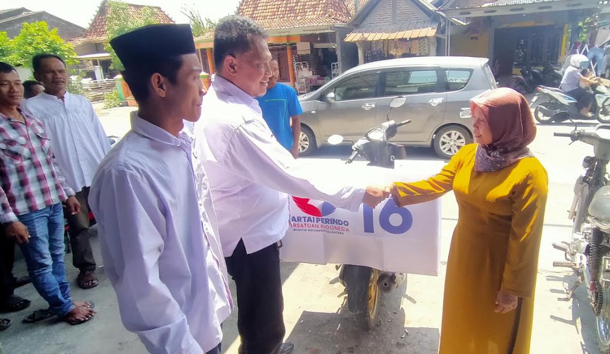 Peduli UMKM, Bacaleg Partai Perindo Serahkan Gerobak ke Pedagang Jamu Keliling di Demak