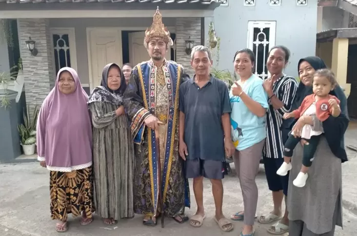 Penampakan Bacaleg Partai Perindo Berkostum Prabu Siliwangi Hibur Warga Indramayu 