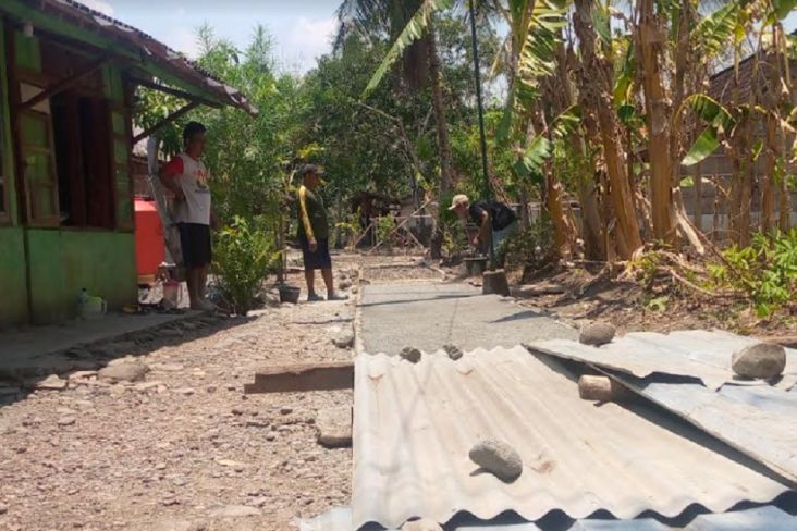 Partai Perindo dan Warga Kedungjati Grobogan Gotong-royong Bangun Jalan Beton 