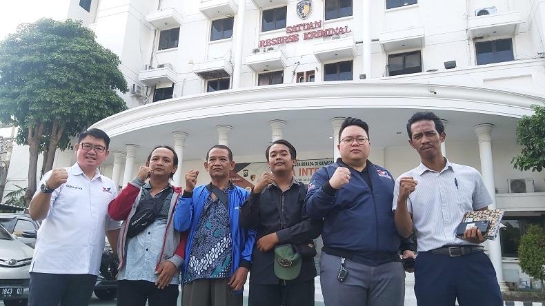 Bacaleg Partai Perindo Dampingi Korban Penganiayaan Jalani Pemeriksaan di Mapolrestabes Surabaya 