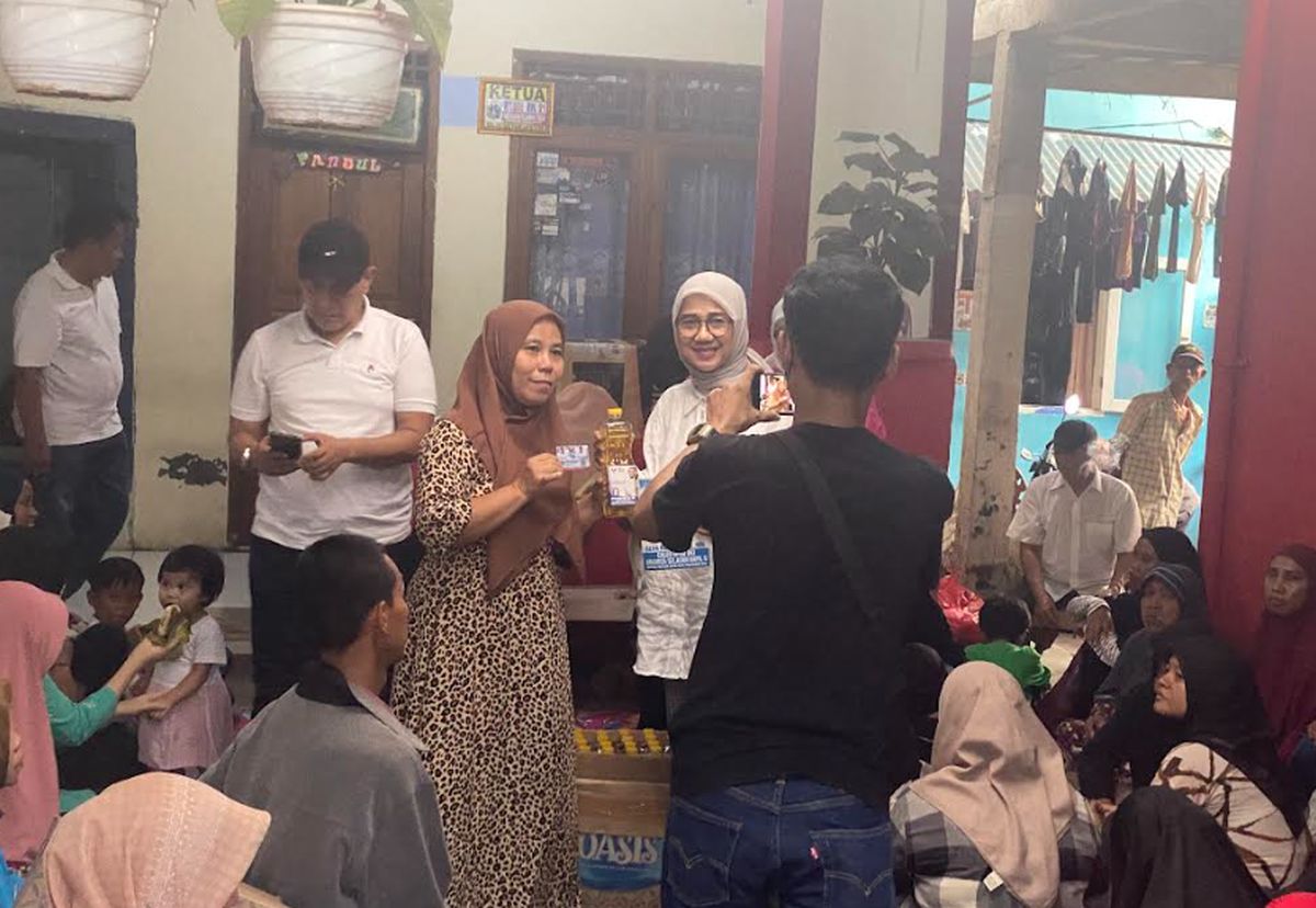Sambangi 3 Lokasi, Caleg Partai Perindo Alva Ruslina Berikan 350 Botol Minyak Goreng ke Emak-Emak