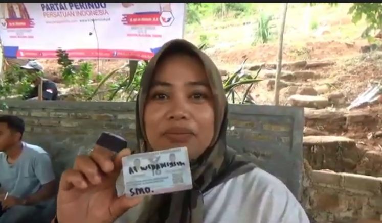 Selain Bagikan Pipa Saluran Air, Bacaleg Perindo Juga Sebar KTA Berasuransi untuk Warga Sumedang