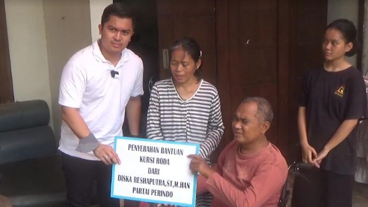 Bacaleg Partai Perindo Diska Resha Serahkan Bantuan Kursi Roda untuk Warga Jagakarsa