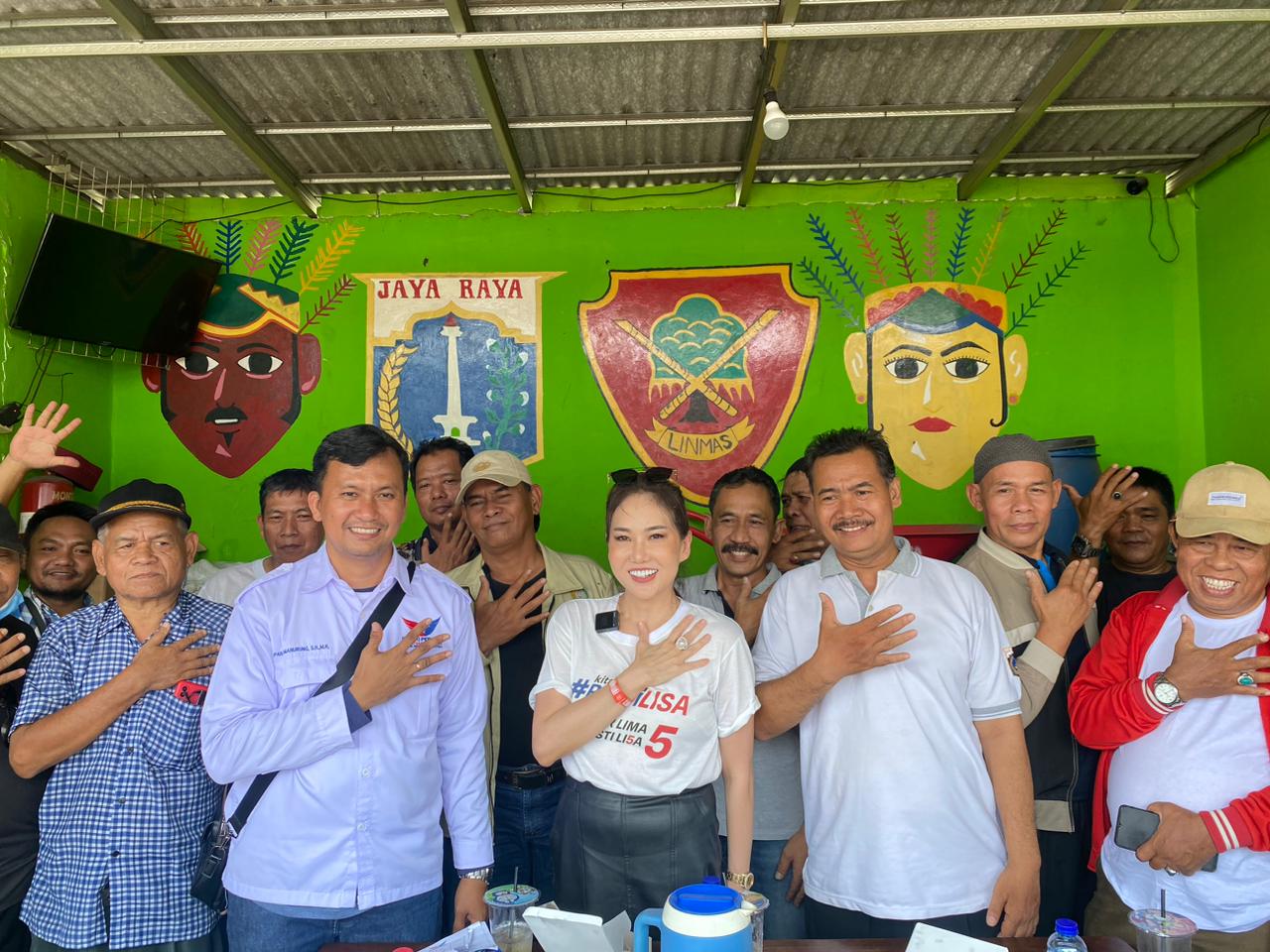 Terima APAR dari Caleg Partai Perindo, Warga Kedoya Ucapkan Terima Kasih