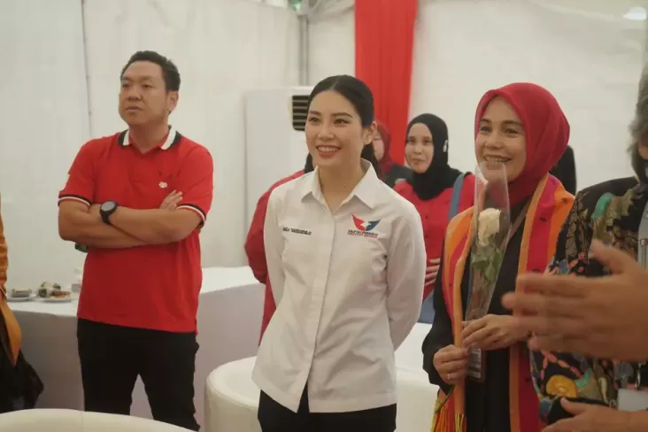 Tiba di Tugu Proklamasi, Angela Tanoesoedibjo Langsung Dampingi Atikoh Ganjar 