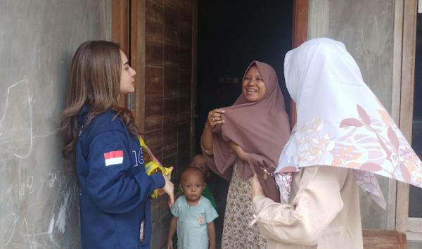 Seusai Terima KTA Asuransi Perindo, Warga Depok Terkesan dengan Gaya Blusukan Rere Tati