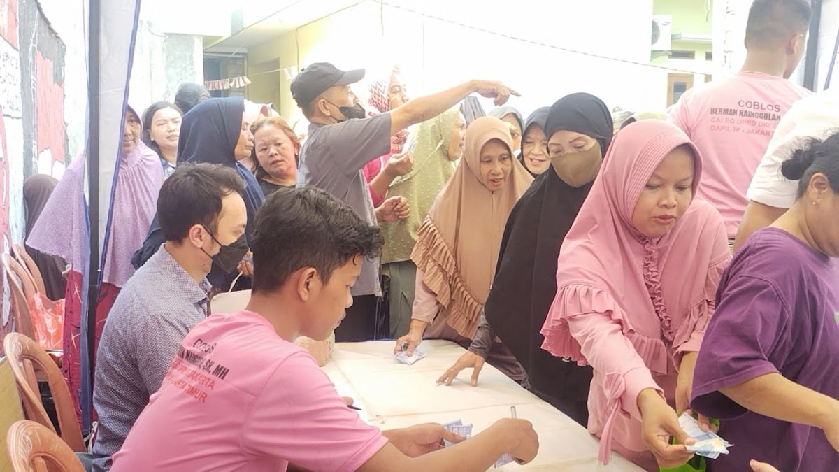 Warga Cakung Antusias Ikuti Pembagian 500 Paket Sembako Bacaleg Partai Perindo