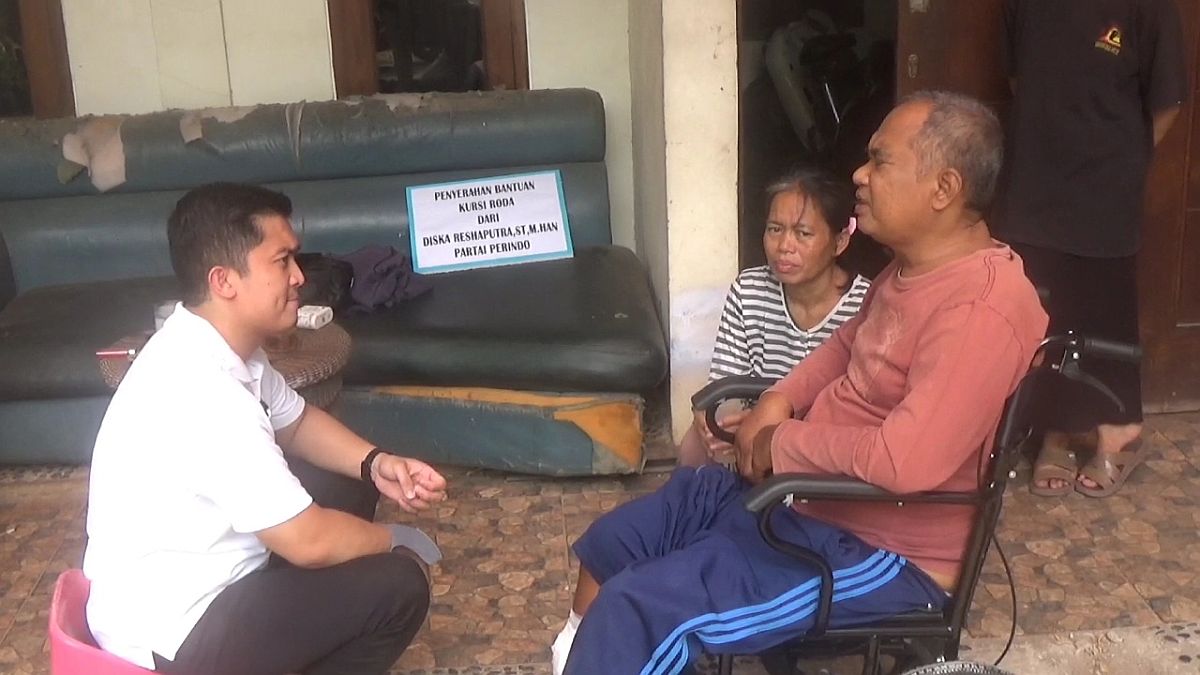 Warga Jaksel Dapat Bantuan Kursi Roda dari Bacaleg Partai Perindo: Sudah Bisa Jalan-Jalan Lagi