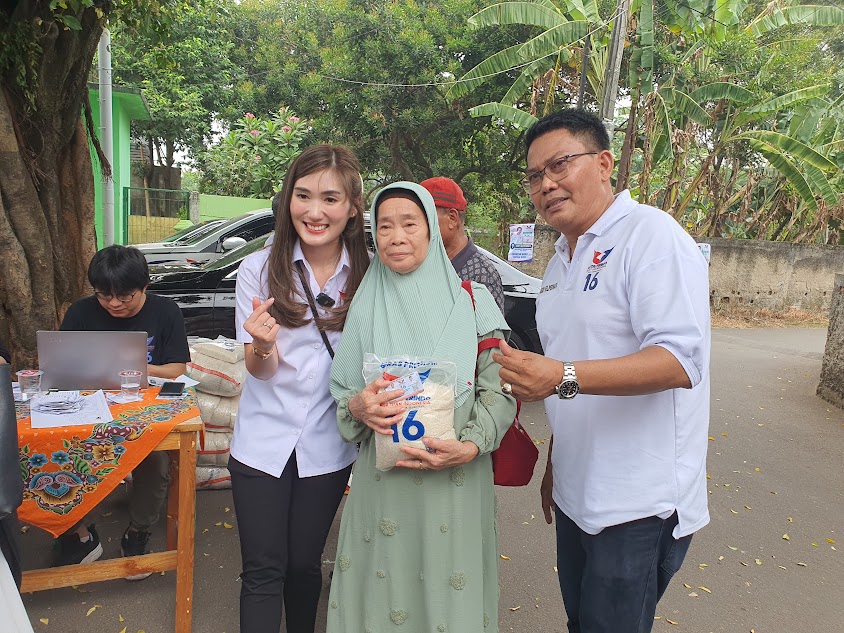 Warga Keluhkan Harga Naik, Caleg Perindo Bagikan Beras Premium di Tangsel