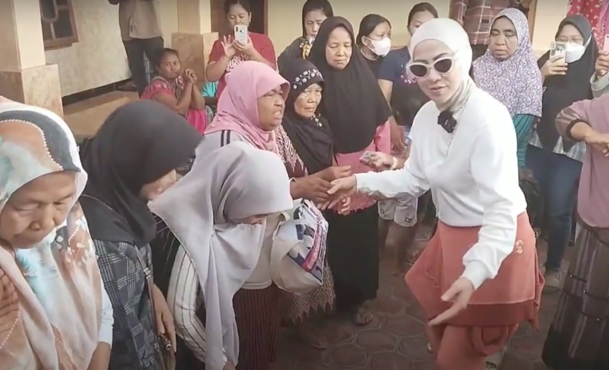 Bantu Warga, Caleg Partai Perindo Venna Melinda Adakan Bazar Murah di Tulungagung