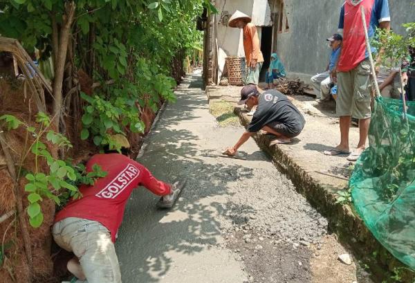 Caleg Partai Perindo Eny Barlindah Wujudkan Mimpi Warga Membangun Jalan di Desa Tipar