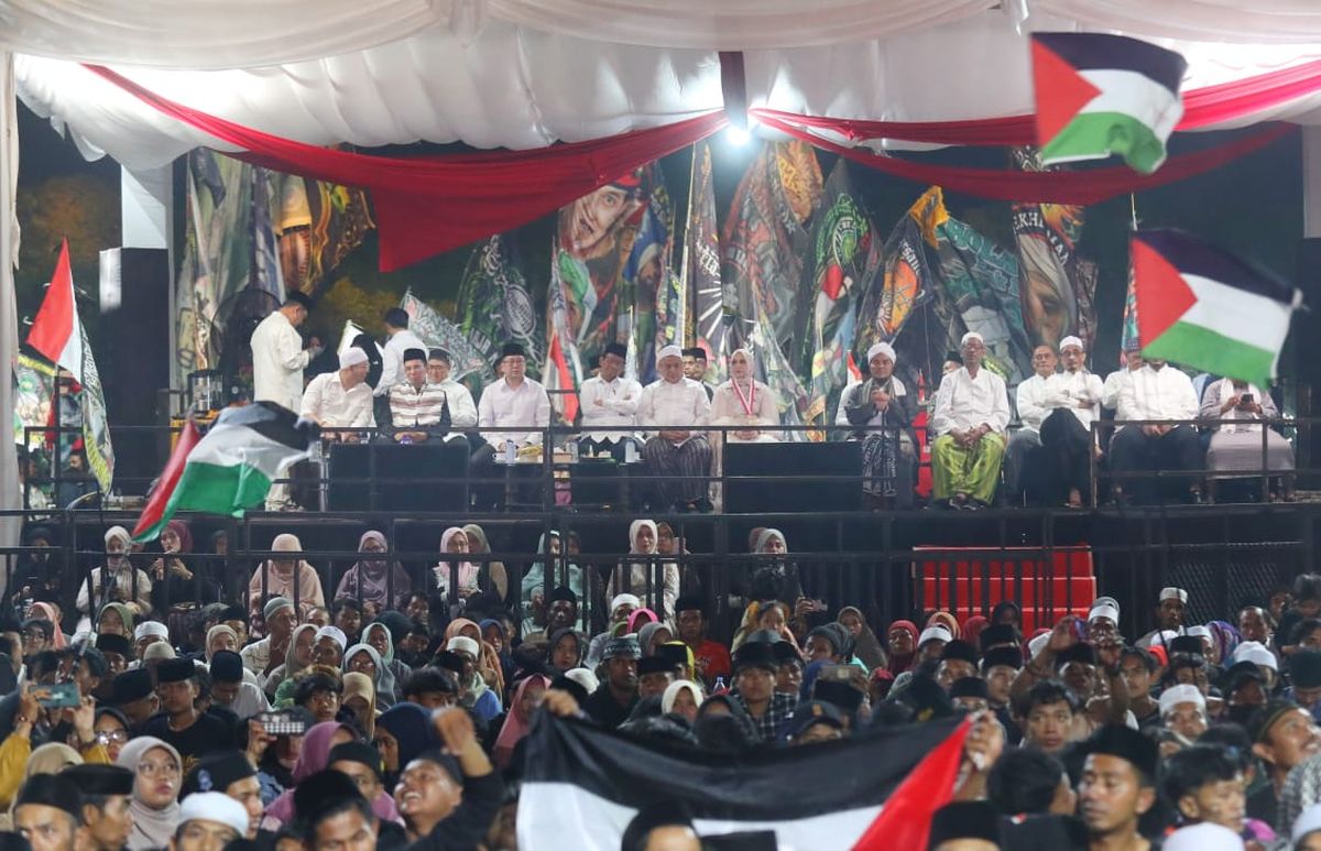 Bendera Palestina Berkibar saat Sholawat Kebangsaan di Jember