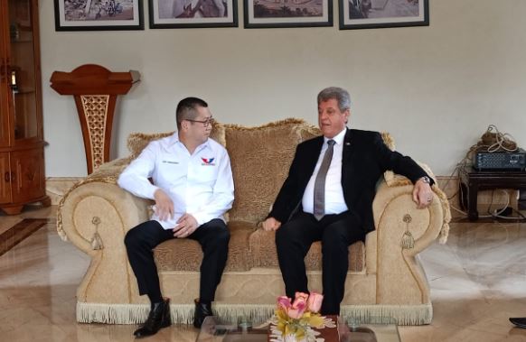 Berikan Bantuan, Duta Palestina Sambut Hary Tanoe dengan Pelukan Hangat