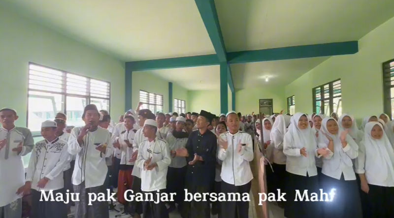 Berikan Dukungan, Santri Situbondo Nyanyikan Lagu Maju Pak Ganjar, Maju Pak Mahfud