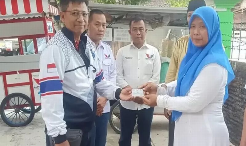 Berikan Gerobak Gratis ke Pedagang, Caleg Partai Perindo: Semoga Bisa Dimanfaatkan dengan Baik