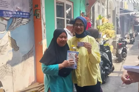 Caleg Partai Perindo Alva Ruslina Bagikan 200 Minyak Goreng Gratis di Pasar Minggu 