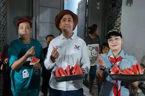 Caleg Partai Perindo Adi Caesario Bela Palestina dengan Bagikan Semangka di Rungkut Kidul 