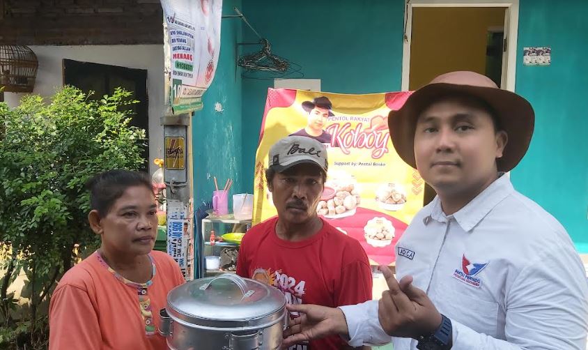 Caleg Partai Perindo Adi Caesario Beri Bantuan Paket Usaha Pentol Pada Warga Rungkut