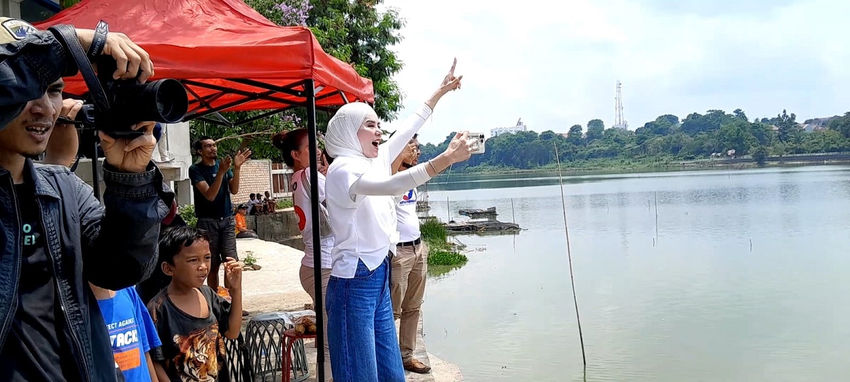 Caleg Partai Perindo Angel Lelga Semangati Atlet saat Lomba Perahu Dayung