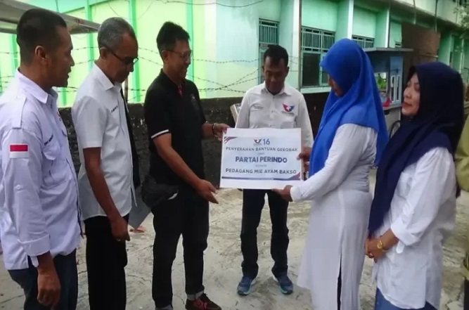 Caleg Partai Perindo Berikan Gerobak Gratis ke Pedagang di Sragen