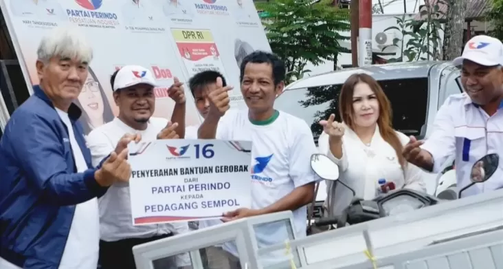 Caleg Partai Perindo Ovani Tambajong Bagikan 16 Gerobak UMKM Gratis di Balikpapan 