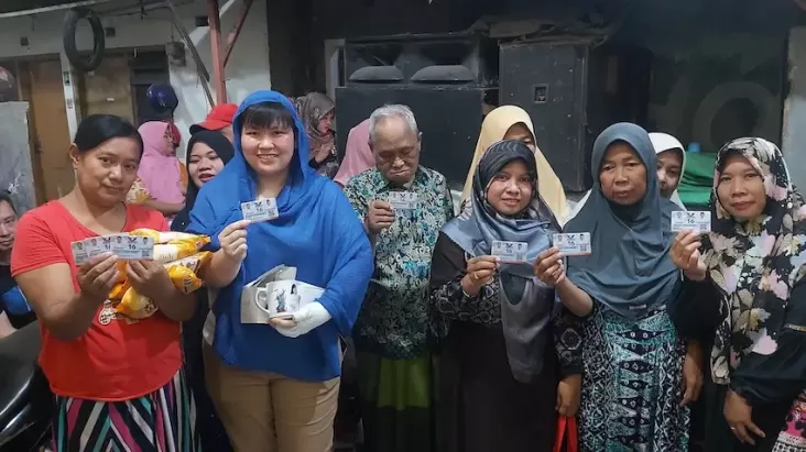 Caleg Partai Perindo Stella Franciss Bagikan Beras Gratis hingga KTA Berasuransi di Mulyorejo
