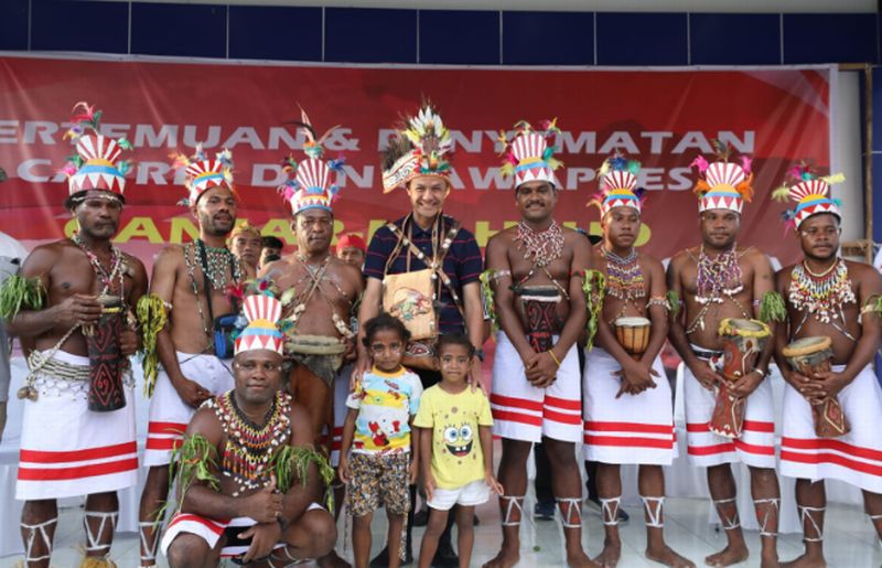Capres Partai Perindo Ganjar Pranowo Disambut Meriah di Pasar Jayapura
