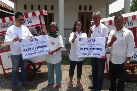 Darini dan Isni Suyatni Tak Kuasa Membendung Rasa Bahagia saat Terima Gerobak Perindo 