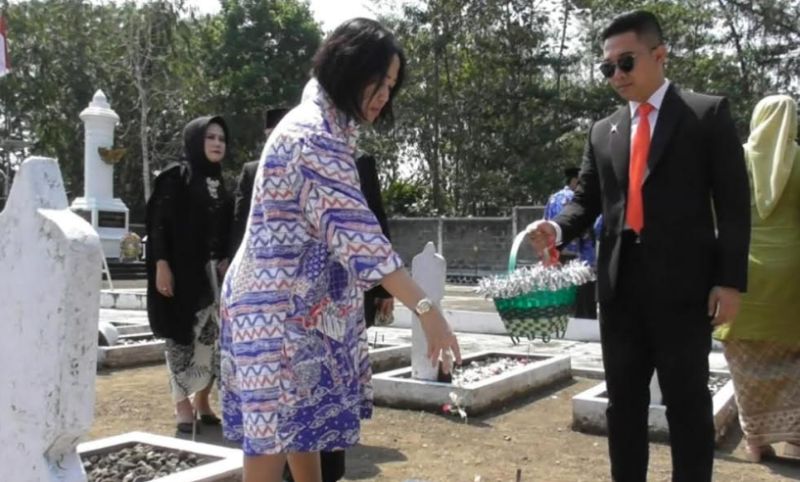 Hari Pahlawan, Caleg Partai Perindo Susaningtyas NH Kertapati Tabur Bunga di Makam Pahlawan Bambang Sugeng