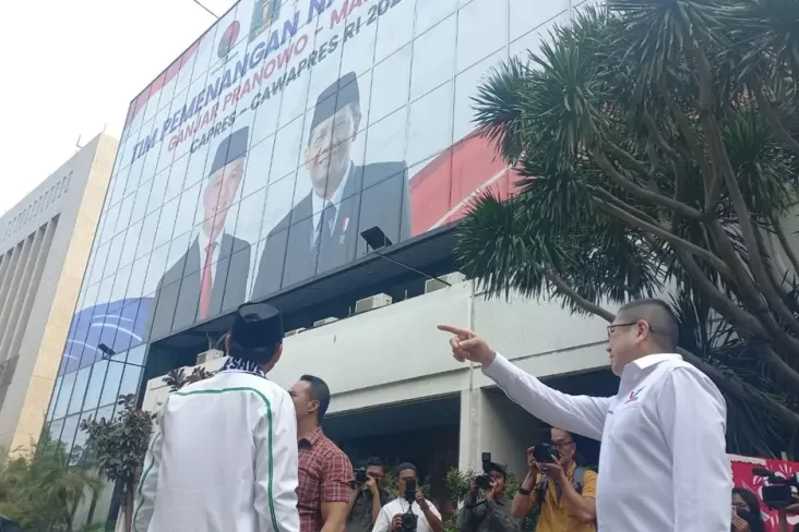 Hary Tanoesoedibjo Pamerkan Stiker Raksasa Ganjar-Mahfud di Gedung TPN 