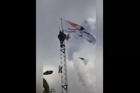 Militansi Kader Partai Perindo Madiun, Pasang Bendera di Atas Tower Berketinggian Puluhan Meter 