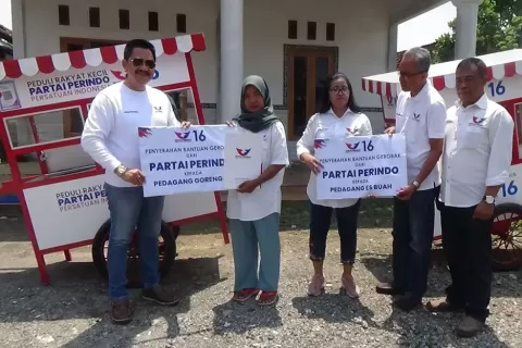 Peduli Pedagang Kecil, Partai Perindo Sragen Bagikan Gerobak Gratis 