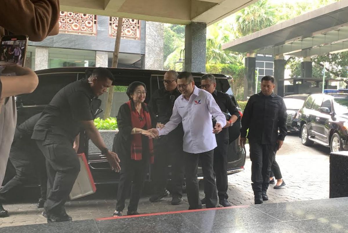 Rapat TPN Ganjar-Mahfud, Hary Tanoe Sambut Megawati di Markas Pemenangan