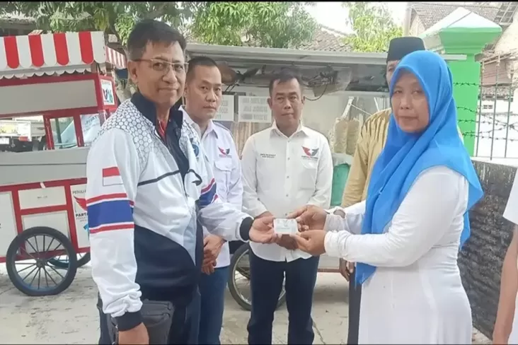 Senyum Semringah Marsini Terima Bantuan Gerobak dan KTA Perindo Berasuransi 