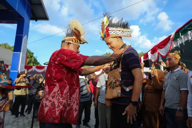 Temui Tokoh Adat di Jayapura, Ganjar Diangkat Keluarga hingga Didoakan Jadi Presiden 2024 