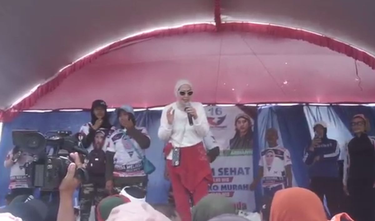 Warga Blitar Antusias Senam Zumba Bareng Caleg Perindo Venna Melinda