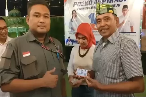 Warga Sidoarjo Antusias Terima KTA Partai Perindo Berasuransi 
